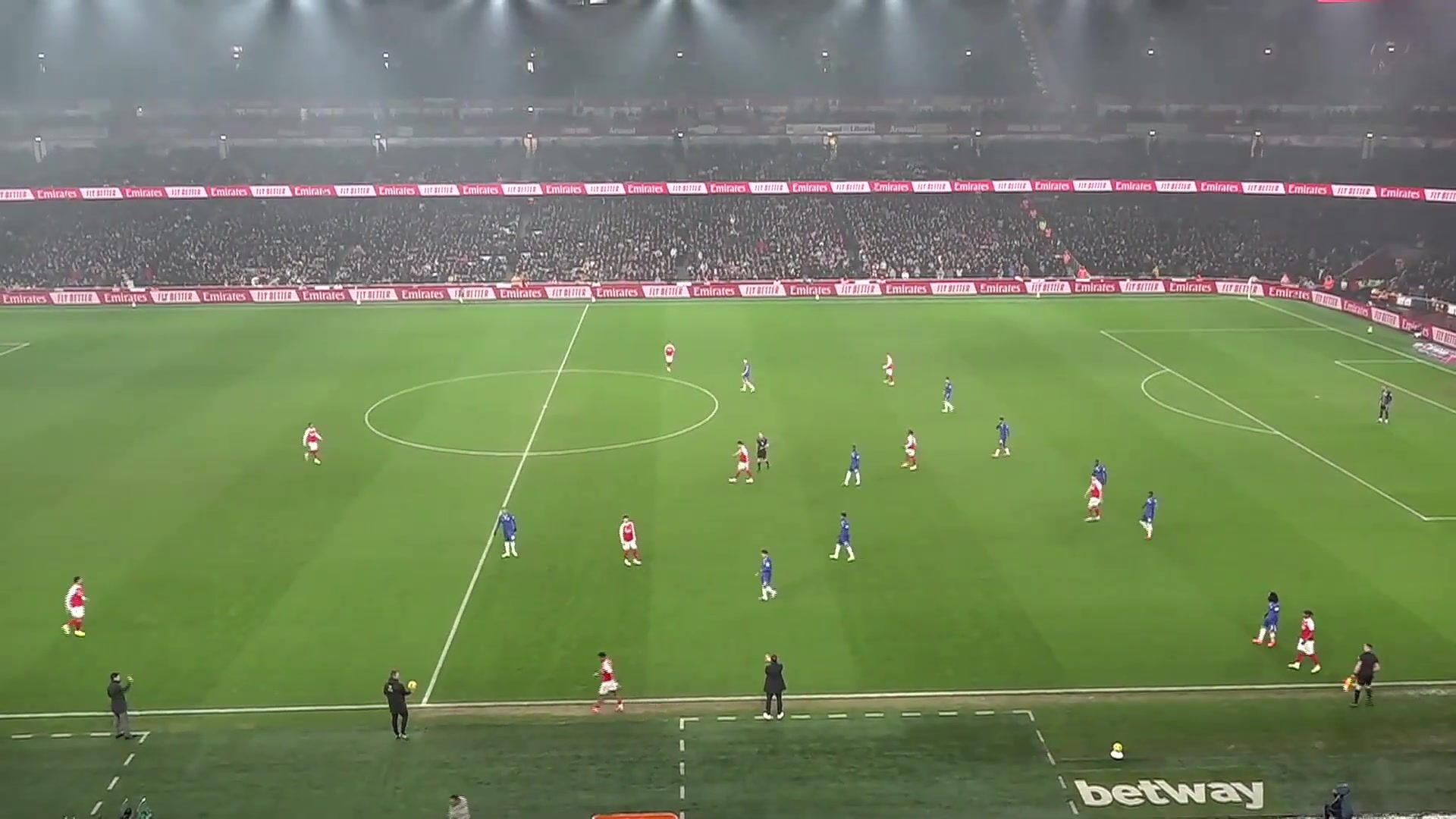 九游体育games-切尔西俱乐部教练组现身训练场，调整战术()