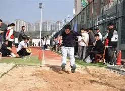 胜利在望：球员舍身拼搏，赛场震撼(胜利在握还是胜利在望)